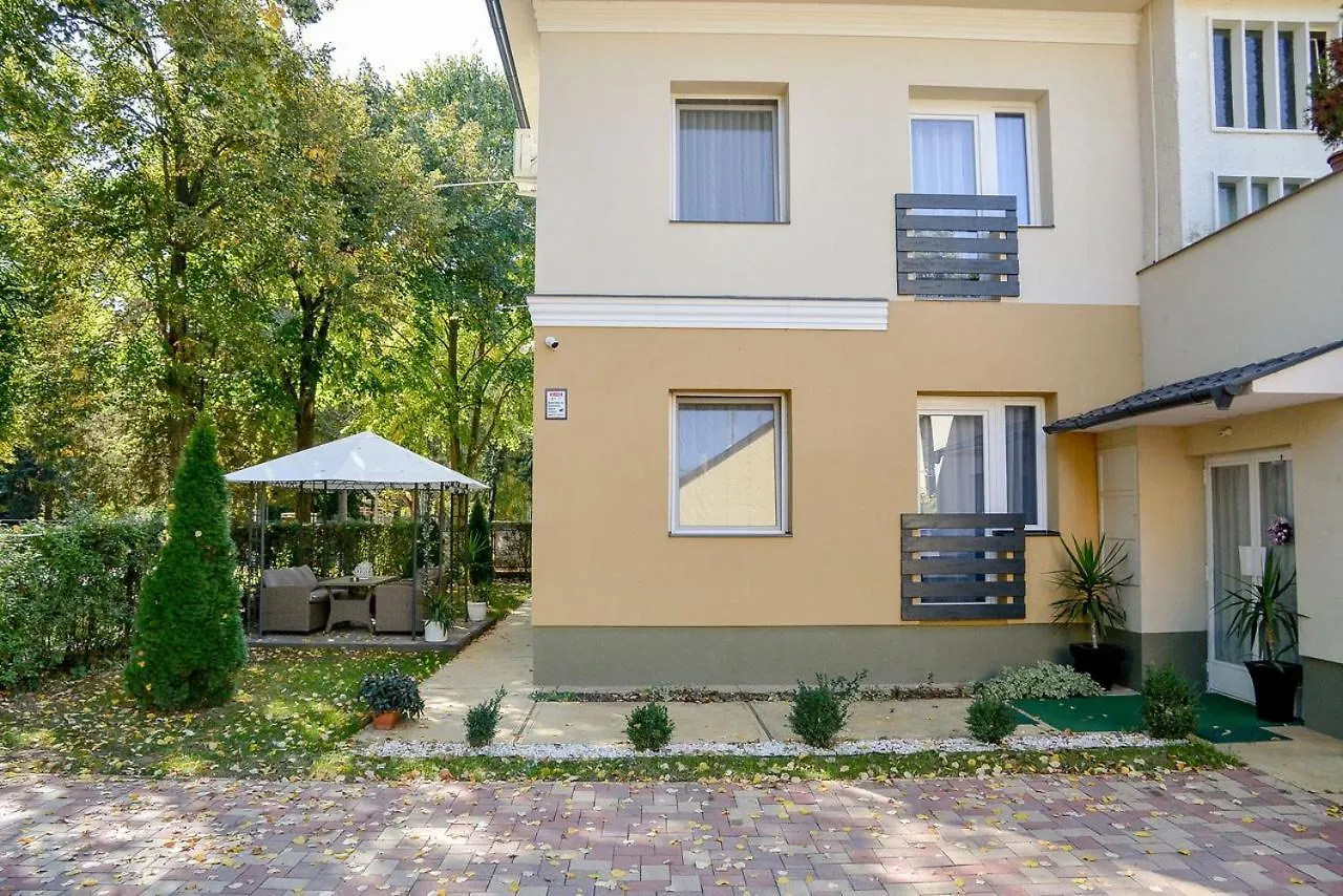 Media Panzio Es Apartmanhaz Hajdúszoboszló بيت ضيافة