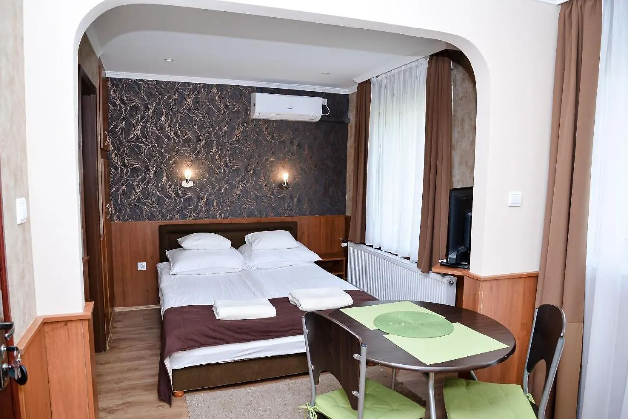 Media Panzio Es Apartmanhaz Hajdúszoboszló 3*,  المجر